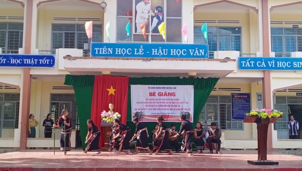 Huyện Lắk tổ chức Bế giảng lớp truyền dạy diễn tấu chiêng  và múa xoang của người M’nông tại xã Yang Tao